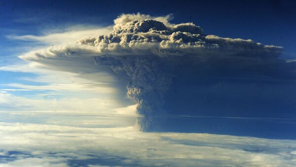 Снимок извержения вулкана Пуеуэ в Чили  - Sputnik Таджикистан