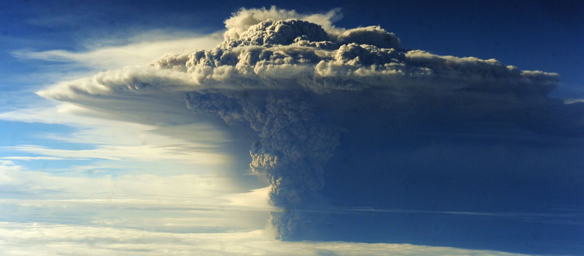 Снимок извержения вулкана Пуеуэ в Чили  - Sputnik Таджикистан, 1920, 17.07.2019
