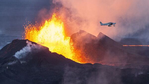 Самолет пролетает над извергающимся вулканом Бардарбунга в Исландии - Sputnik Таджикистан