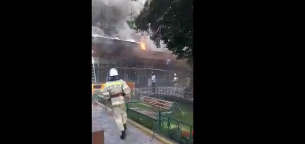 В Душанбе сгорело турецкое кафе Мерве - Sputnik Таджикистан