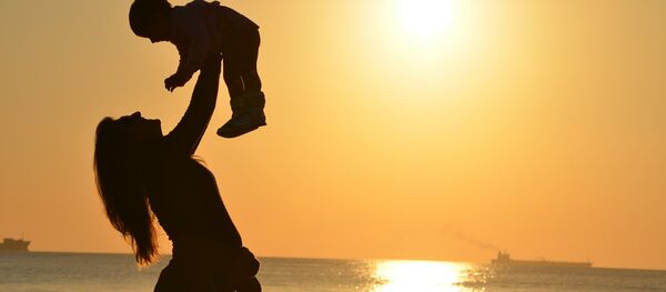 Женщина с ребенком Женщина с ребенком - Sputnik Тоҷикистон