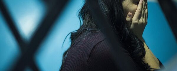 Девушка закрывает лицо руками - Sputnik Таджикистан