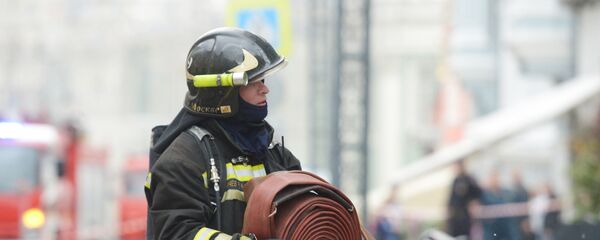 Сотрудник пожарной охраны, архивное фото Сотрудник пожарной охраны, архивное фото - Sputnik Таджикистан