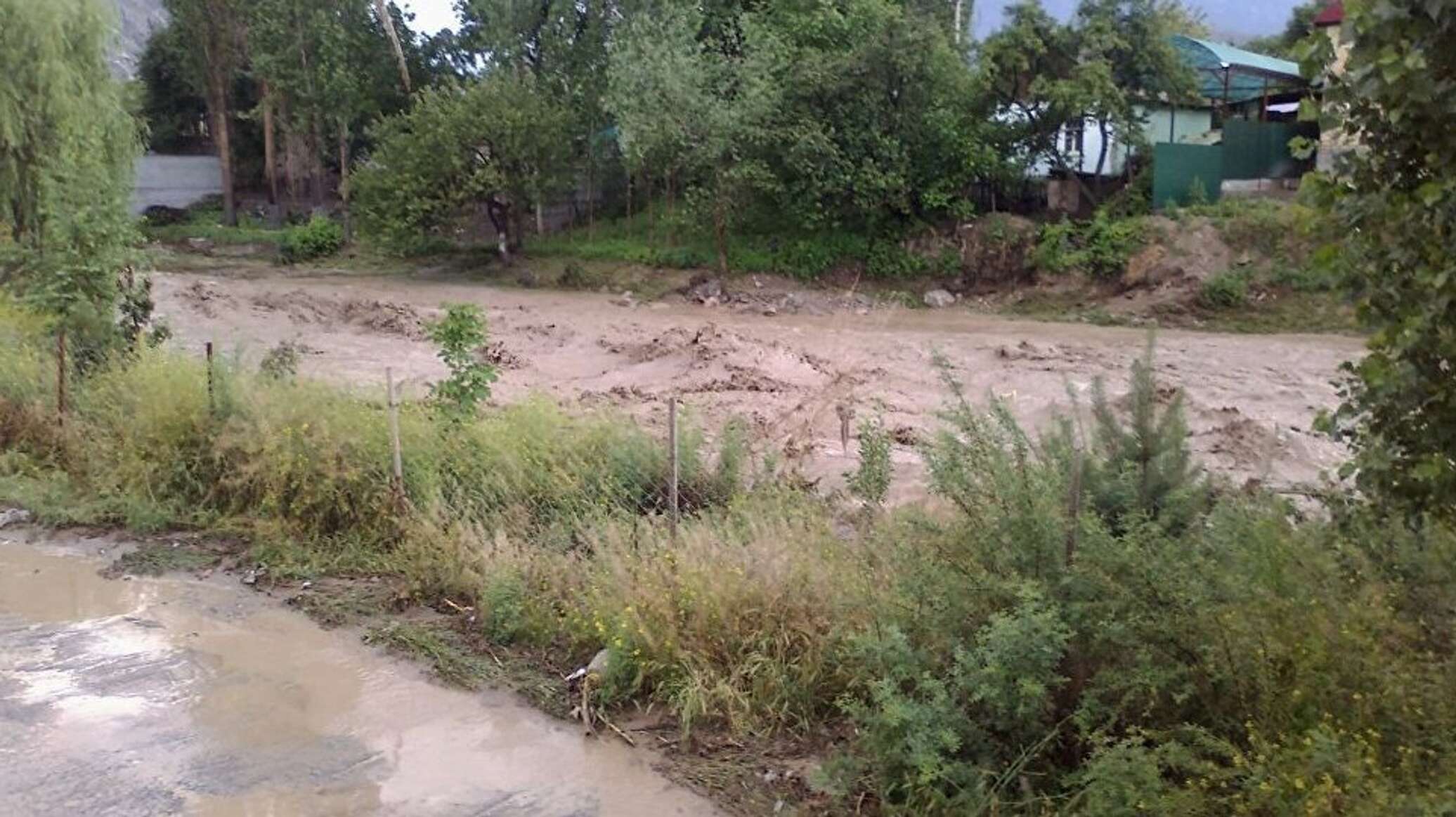 КЧС отчитался о разрушительных селях в районе Таджикистана