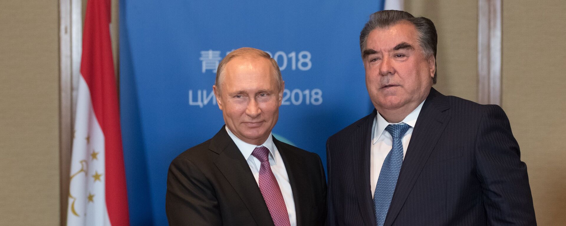 Президент РФ В. Путин и глава Таджикистана Эмомали Рахмон на саммите ШОС в Китае - Sputnik Таджикистан, 1920, 30.04.2021