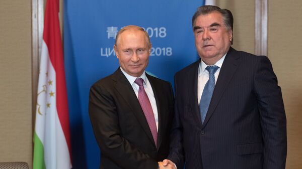 Президент РФ В. Путин и глава Таджикистана Эмомали Рахмон на саммите ШОС в Китае - Sputnik Таджикистан
