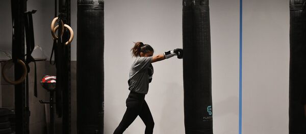 Девушка во время тренировки по боксу - Sputnik Таджикистан