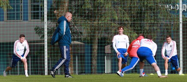 Главный тренер сборной России Станислав Черчесов и игроки на тренировке Главный тренер сборной России Станислав Черчесов и игроки на тренировке - Sputnik Таджикистан
