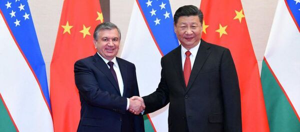 Президенты Узбекистана и Китая Шавкат Мирзиёев и Си Цзиньпин на саммите ШОС в Китае - Sputnik Таджикистан