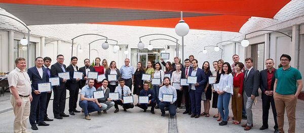 Участники школы с дипломами Участники школы с дипломами - Sputnik Таджикистан