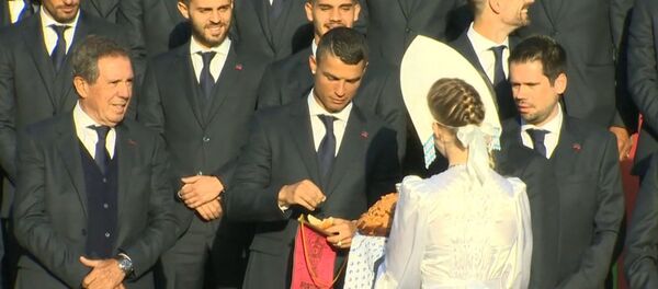 Криштиану Роналду попробовал каравай под Подмосковные вечера - Sputnik Таджикистан