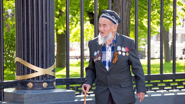 Ветеран перед возложением цветов к вечному огню в Москве - Sputnik Таджикистан