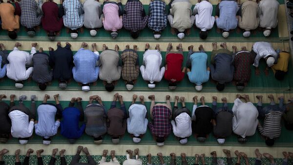 Мусульмане молятся в мечети - Sputnik Таджикистан