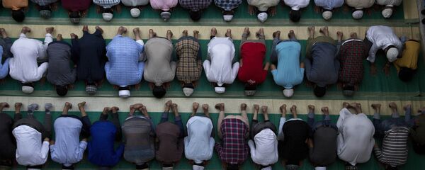 Мусульмане молятся в мечети - Sputnik Таджикистан