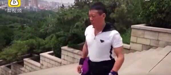 Китаец за пять секунд спускается с 52 ступеней задом наперед Китаец за пять секунд спускается с 52 ступеней задом наперед - Sputnik Таджикистан