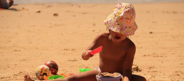 Девочка на пляже, архивное фото - Sputnik Тоҷикистон