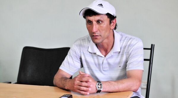 Бывший главный тренер душанбинского ЦСКА Памир Рахматулло Фузайлов Бывший главный тренер душанбинского ЦСКА Памир Рахматулло Фузайлов - Sputnik Таджикистан