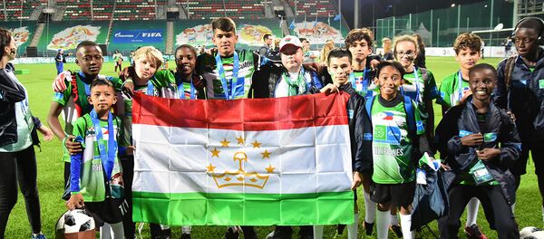 Команда юного тренера из Таджикистана выиграла серебро на футбольном турнире в Москве Команда юного тренера из Таджикистана выиграла серебро на футбольном турнире в Москве - Sputnik Таджикистан
