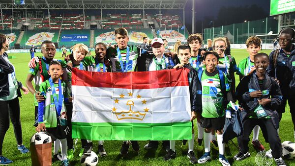Команда юного тренера из Таджикистана выиграла серебро на футбольном турнире в Москве - Sputnik Таджикистан