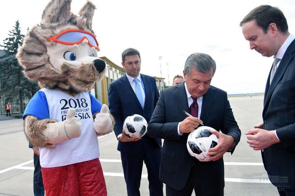 Шавкат Мирзиёев оставил автограф на футбольном мяче чемпионата мира Шавкат Мирзиёев оставил автограф на футбольном мяче чемпионата мира - Sputnik Таджикистан