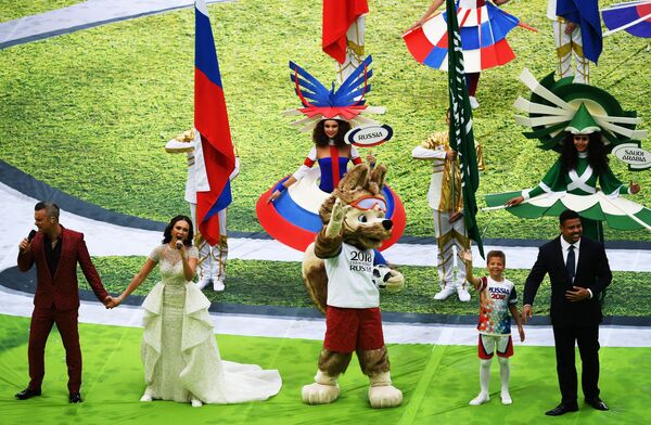 Певец Робби Уильямс и оперная певица Аида Гарифуллина выступают на церемонии открытия чемпионата мира по футболу 2018 на стадионе Лужники - Sputnik Таджикистан