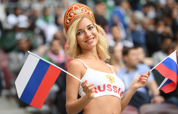 Болельщица сборной России перед матчем группового этапа чемпионата мира по футболу между сборными России и Саудовской Аравии - Sputnik Таджикистан