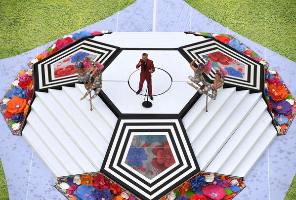 Певец Робби Уильямс выступает на церемонии открытия чемпионата мира по футболу 2018 на стадионе Лужники - Sputnik Таджикистан