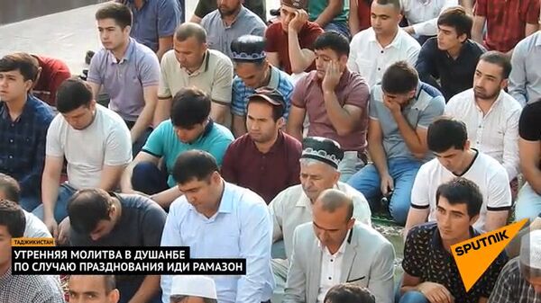 Утренняя молитва в Душанбе по случаю празднования Иди Рамазон - Sputnik Таджикистан