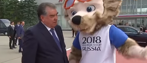 Президент Таджикистана жмет руку волку Забиваке Президент Таджикистана жмет руку волку Забиваке - Sputnik Таджикистан