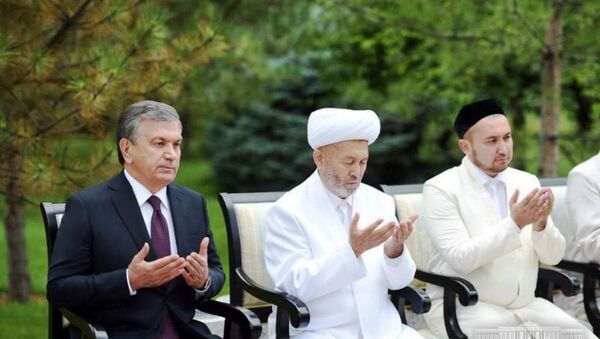 Шавкат Мирзиёев почтил память Ислама Каримова - Sputnik Таджикистан