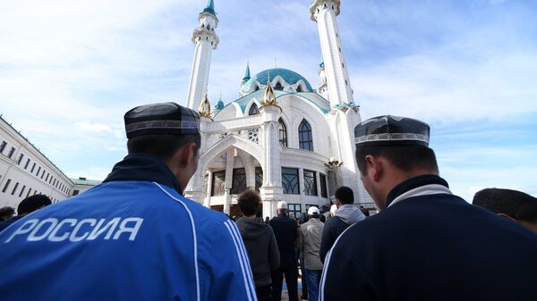 Трудовые мигранты у мечети Кул-Шариф в Казани - Sputnik Таджикистан