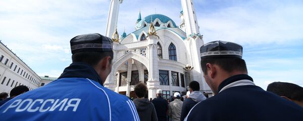 Трудовые мигранты у мечети Кул-Шариф в Казани - Sputnik Таджикистан