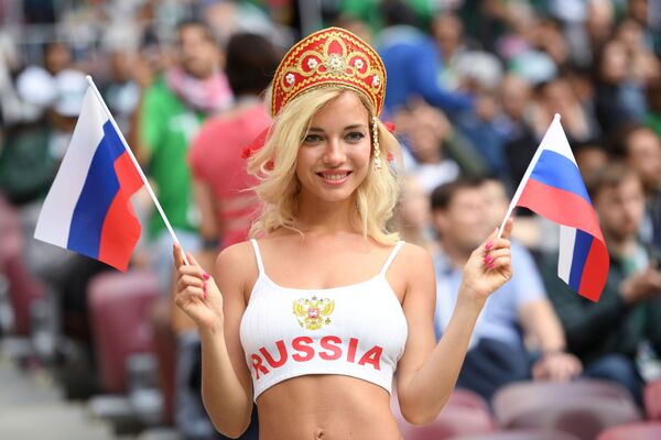 Болельщица сборной России перед матчем группового этапа чемпионата мира по футболу между сборными России и Саудовской Аравии - Sputnik Таджикистан