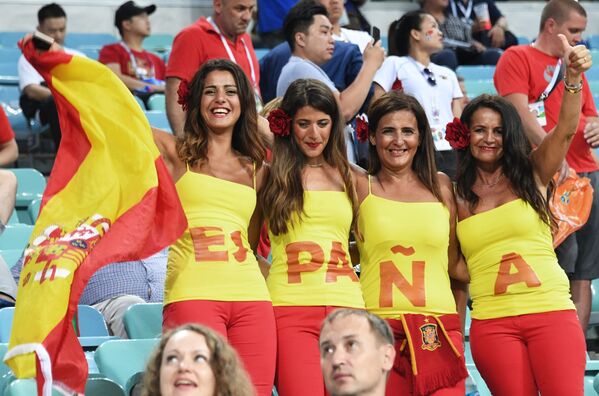Болельщики сборной Испании перед началом матча группового этапа чемпионата мира по футболу между сборными Португалии и Испании - Sputnik Таджикистан