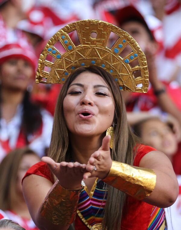 Peru komandasının azarkeşi Danimarka ilə oyun zamanı - Sputnik Таджикистан