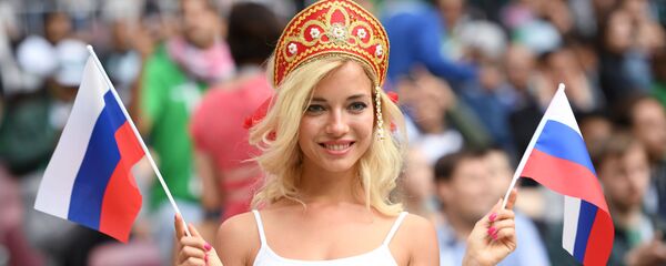 Болельщица сборной России перед матчем группового этапа чемпионата мира по футболу между сборными России и Саудовской Аравии - Sputnik Таджикистан