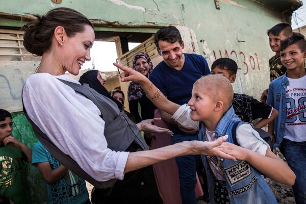 Актриса и посол доброй воли ООН Анджелина Джоли и 8-летний Фалак во время их встречи в Мосуле, Ирак - Sputnik Таджикистан