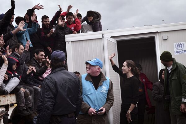 Актриса и посол доброй воли ООН Анджелина Джоли приветствует мигрантов и беженцев в портовом городе Пирей, Греция - Sputnik Таджикистан