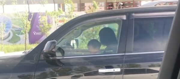 Видеозапись женщины с ребенком за рулем внедорожника - Sputnik Таджикистан