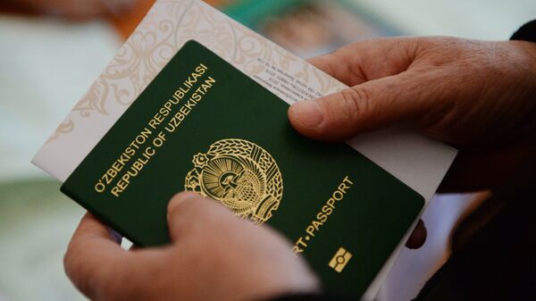 Паспорт и бланк в руках избирателя - Sputnik Таджикистан