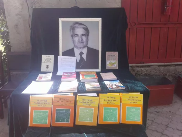 Книга Академика Рахима Масова Книга Академика Рахима Масова - Sputnik Тоҷикистон