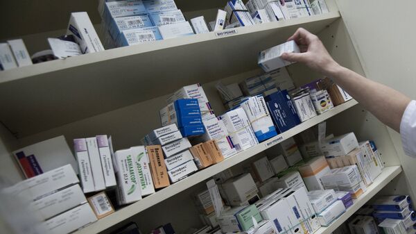 Сотрудница аптеки разбирает лекарства, архивное фото - Sputnik Тоҷикистон