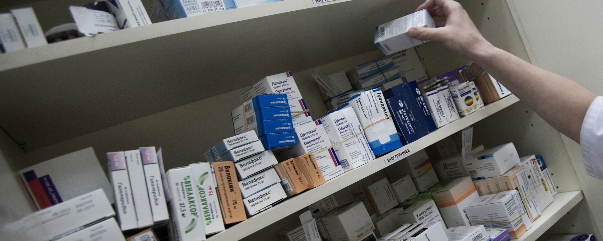 Сотрудница аптеки разбирает лекарства, архивное фото - Sputnik Тоҷикистон, 1920, 09.01.2026