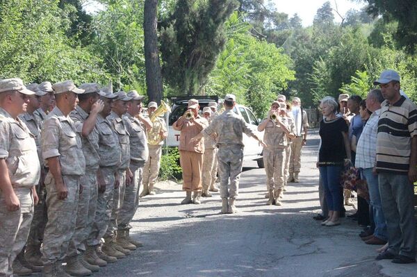 В Душанбе провели траурный митинг в честь Дня памяти и скорби В Душанбе провели траурный митинг в честь Дня памяти и скорби - Sputnik Таджикистан