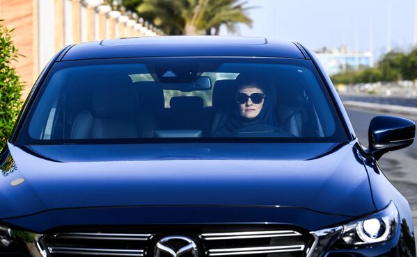 Женщина за рулем автомобиля в Саудовской Аравии - Sputnik Таджикистан
