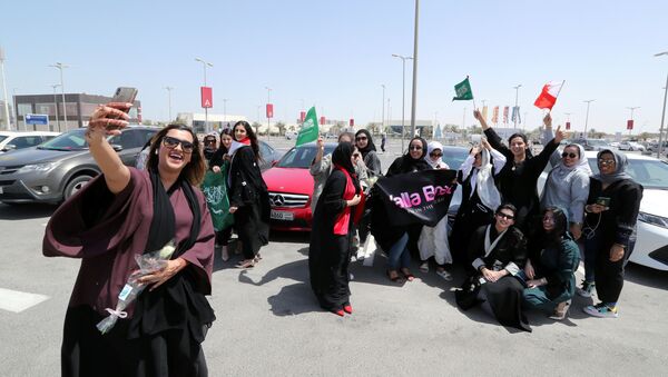 Женщины Бахрейна и Саудовской Аравии делают селфи рядом со своими автомобилями - Sputnik Таджикистан