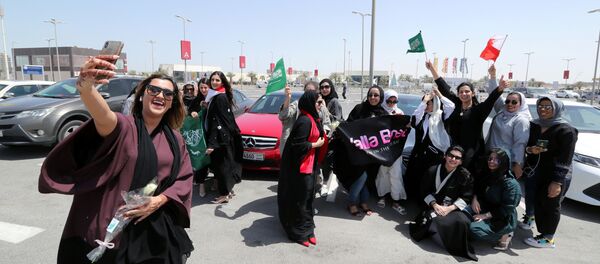 Женщины Бахрейна и Саудовской Аравии делают селфи рядом со своими автомобилями - Sputnik Таджикистан