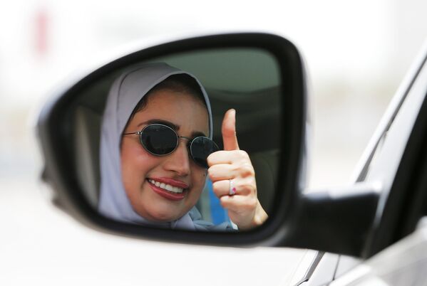 Отражение девушки в зеркале автомобиля, Саудовская Аравия - Sputnik Таджикистан
