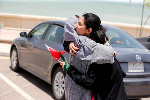 Женщины поздравляют друг друга со снятием запрета на вождение автомобилей женщинами в Саудовской Аравии - Sputnik Таджикистан