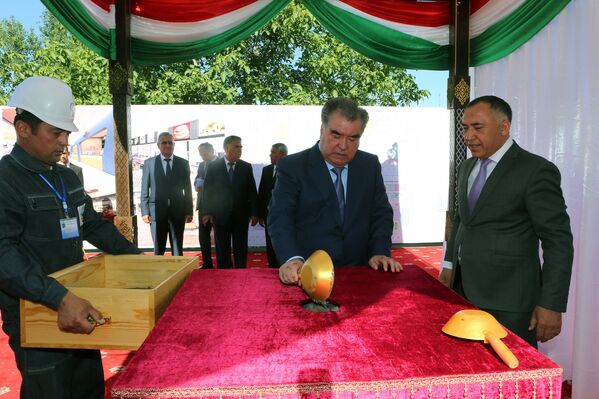 Эмомали Рахмон открыл строительство Национального предпринимательского комплекса Рохи Абрешим - Sputnik Таджикистан
